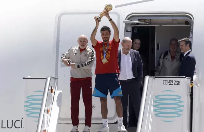 Imagen de Con copa en mano, la selección de España aterrizó en el aeropuerto de Madrid, ciudad por la que desfilará