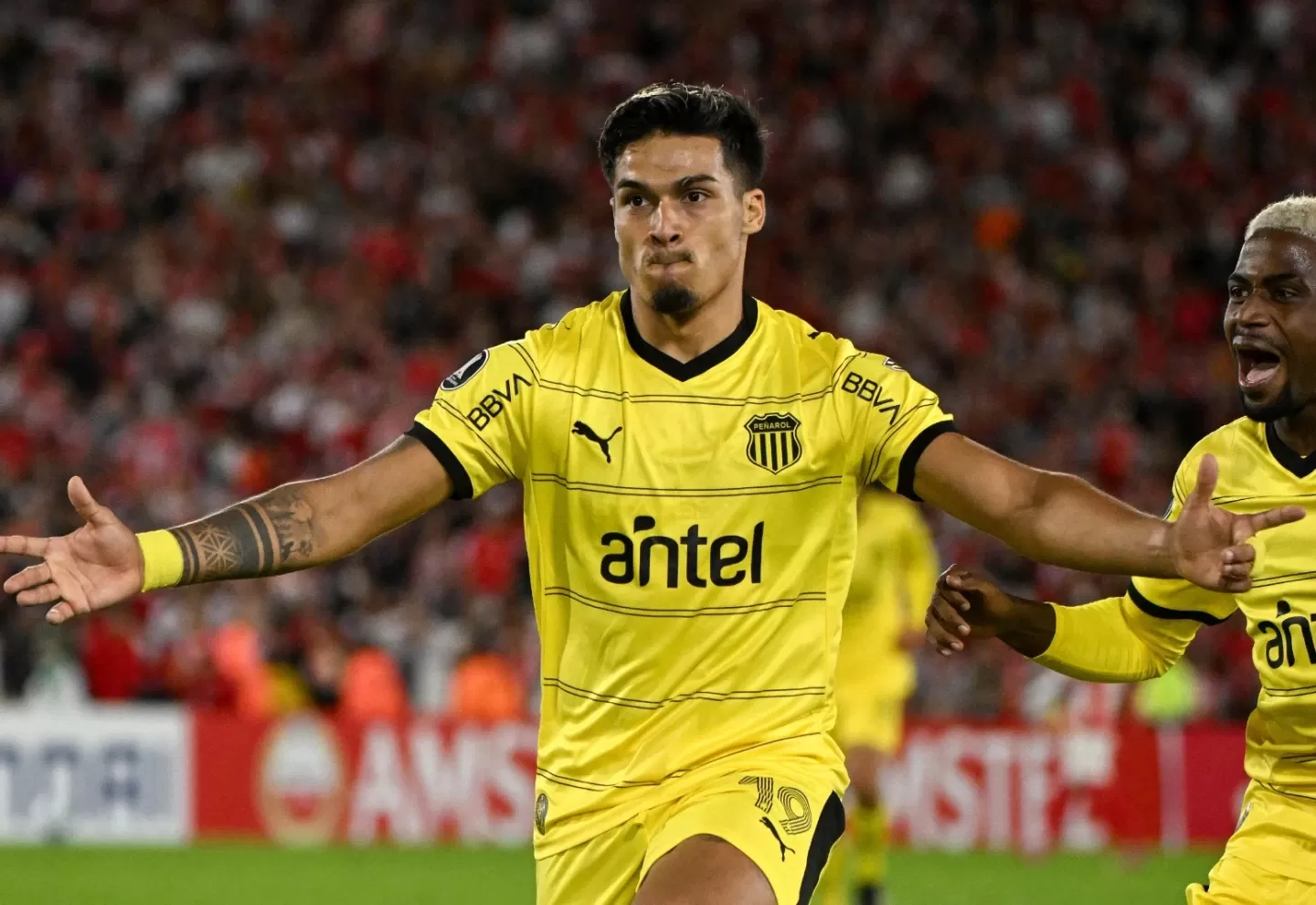 Imagen de Pudo ser más, pero fue valioso: una guapeada de Arezo le dio un punto a Peñarol entre polémicas en el debut