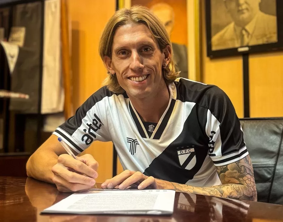 Imagen de “Se pone la blanca (y negra)…” Danubio presentó nuevo fichaje con chicana incluida